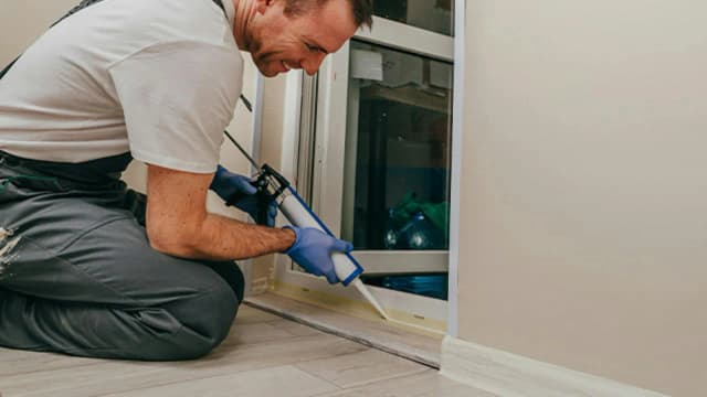 Jak uszczelnić drzwi, aby skutecznie zlikwidować przeciągi i oszczędzić energię Jak uszczelnić drzwi, aby skutecznie zlikwidować przeciągi i oszczędzić energię