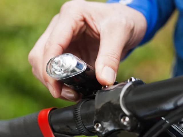 Jakie oświetlenie do roweru wybrać, aby być bezpiecznym na drodze? Jakie oświetlenie do roweru wybrać, aby być bezpiecznym na drodze?