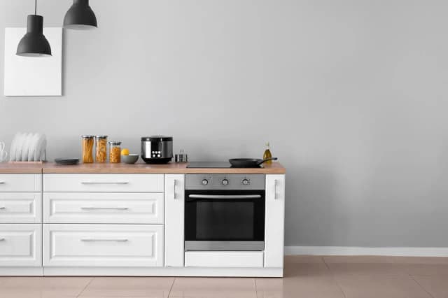 Jak usunąć okleinę z mebli kuchennych bez uszkadzania powierzchni Jak usunąć okleinę z mebli kuchennych bez uszkadzania powierzchni