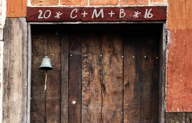 Co oznacza CMB na drzwiach? Odkryj jego głębokie znaczenie Co oznacza CMB na drzwiach? Odkryj jego głębokie znaczenie