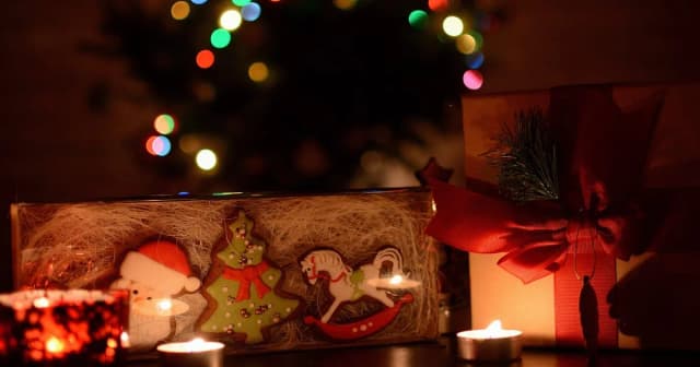 Jak ozdobić salon na Boże Narodzenie, aby stworzyć magiczną atmosferę Jak ozdobić salon na Boże Narodzenie, aby stworzyć magiczną atmosferę