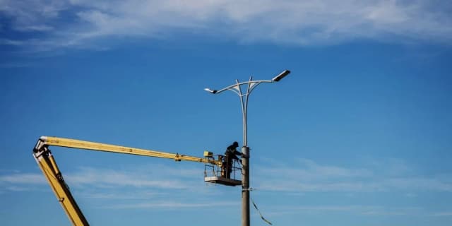 Wymiana oświetlenia na LED: remont czy modernizacja? Sprawdź różnice Wymiana oświetlenia na LED: remont czy modernizacja? Sprawdź różnice