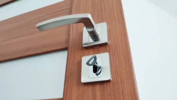 Ile kosztuje montaż drzwi w Castoramie? Sprawdź ceny i szczegóły Ile kosztuje montaż drzwi w Castoramie? Sprawdź ceny i szczegóły